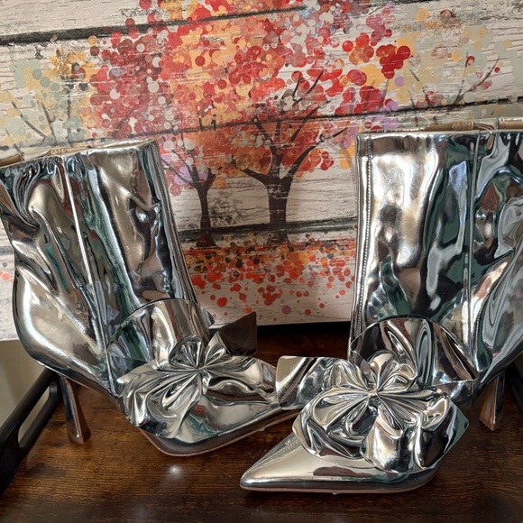 New-Sam Edelman 
Silver 3 Heel Ankle Boots
Beautiful perfect holiday season - Picture 1 of 8